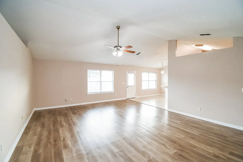 3 bed, 2.0 bath, 2016 sqft, $1,905 — Photo 4