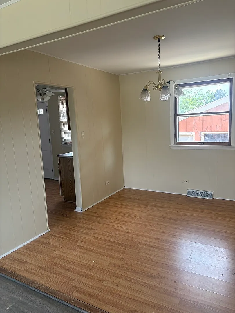 5 bed, 1.5 bath, 2248 sqft, $3,000 — Photo 2