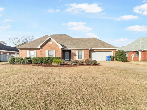 104 Arcadia Dr, Dothan, AL 36305