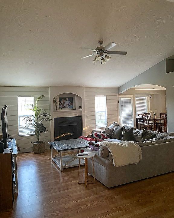 1st image of 876 W Paddington