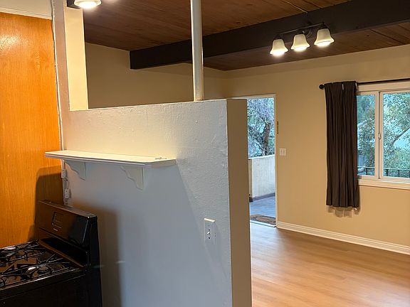 4th image of 2604 Montrose Ave #2