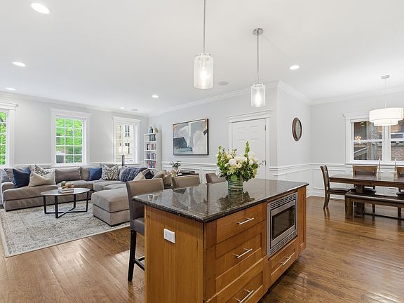 5th image of 927 W George St APT 2