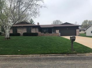 102 Surrey Ct, Monticello, IL 61856