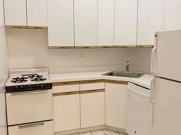 5th image of 137 W 67th St #E1