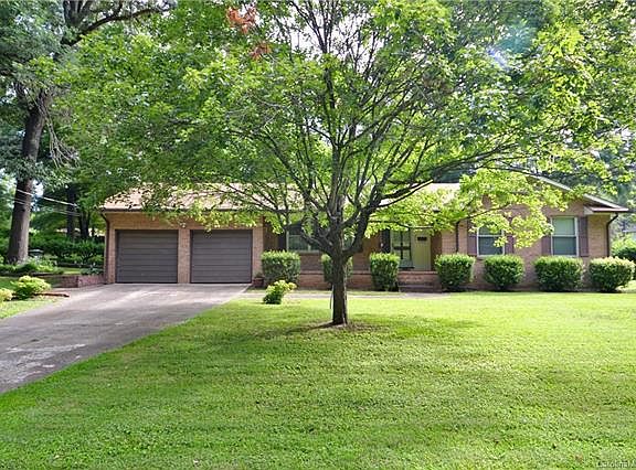 3rd image of 402 Pinecroft Ln