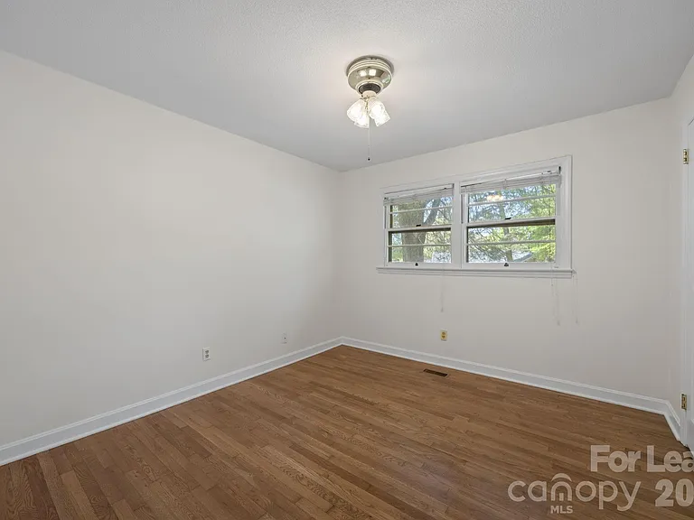 1502 Cloverdale Ln — Photo 9
