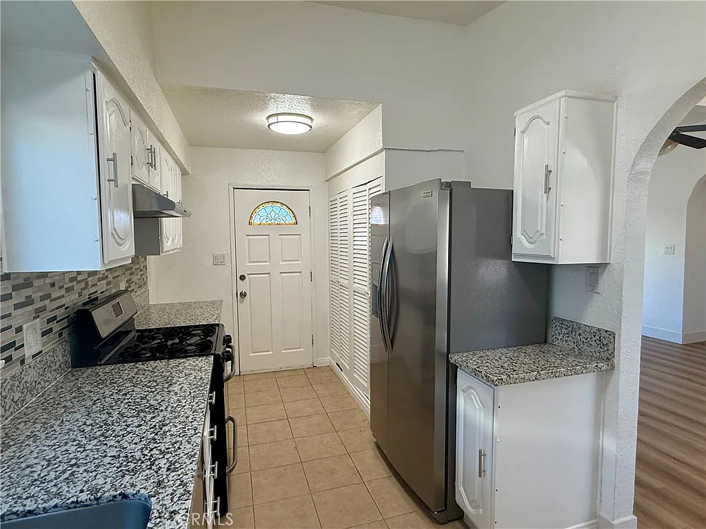 3 bed, 1095 sqft, $2,500 — Photo 4