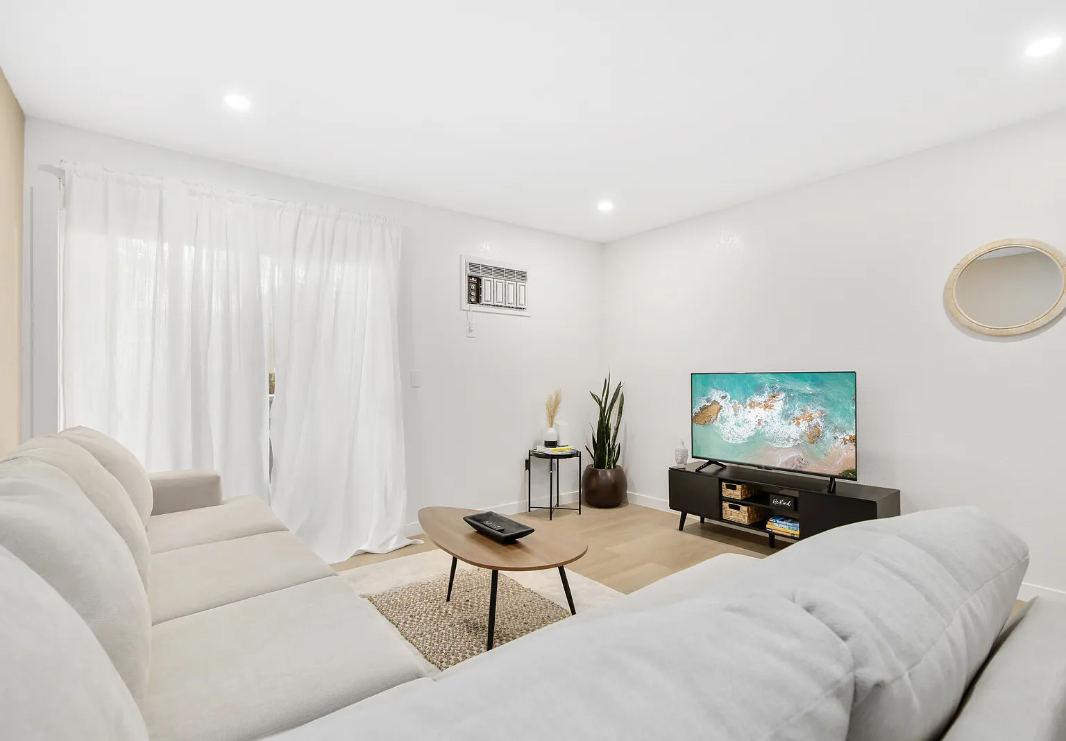 Peaceful2 BR home with Parking & WIFI — Photo 1