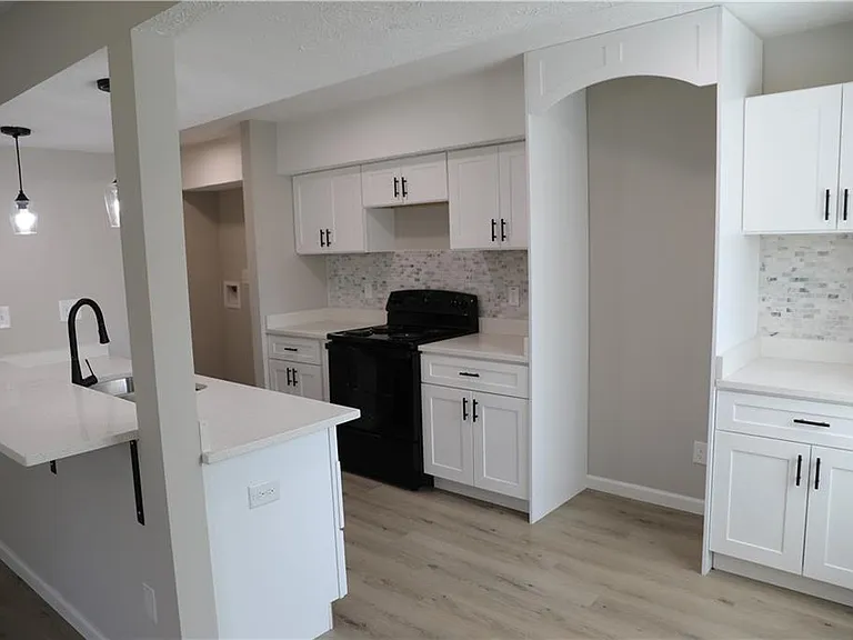 1321 Surrey Ln SW — Photo 4