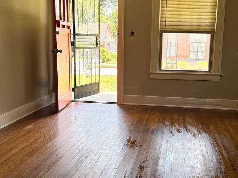 2378 Boyle Ave — Photo 4