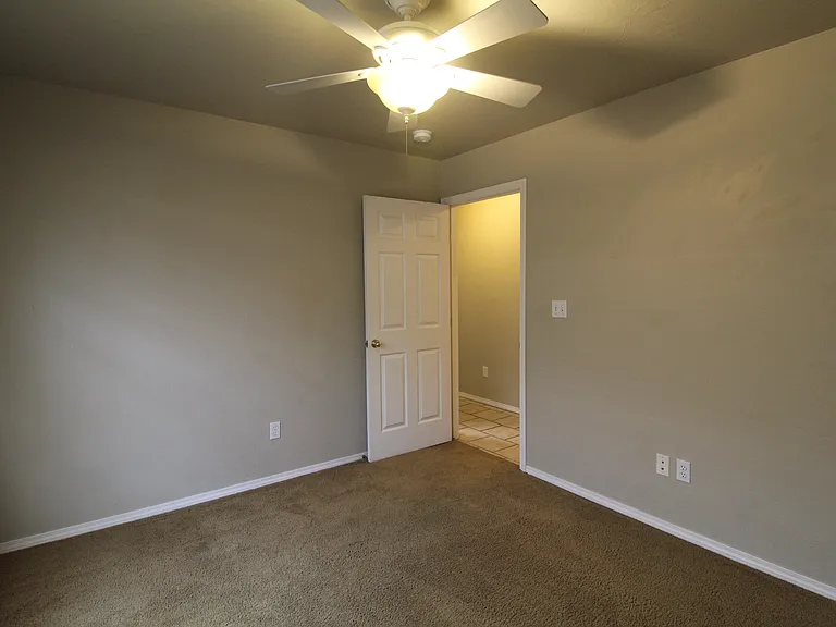 911 Lauren Ln — Photo 11