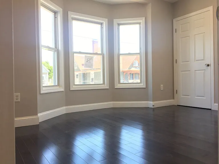 77 Linden St #2 — Photo 4
