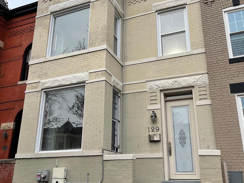 Front Facade. Prettier in person.