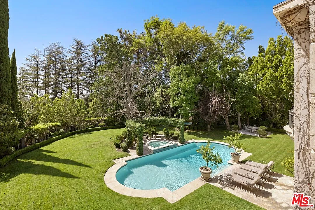 7 bed, 7.5 bath, 10000 sqft, $39,999 — Photo 3