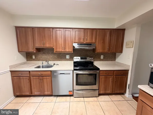 8818 Ridge Hollow Ct, Springfield, VA 22152