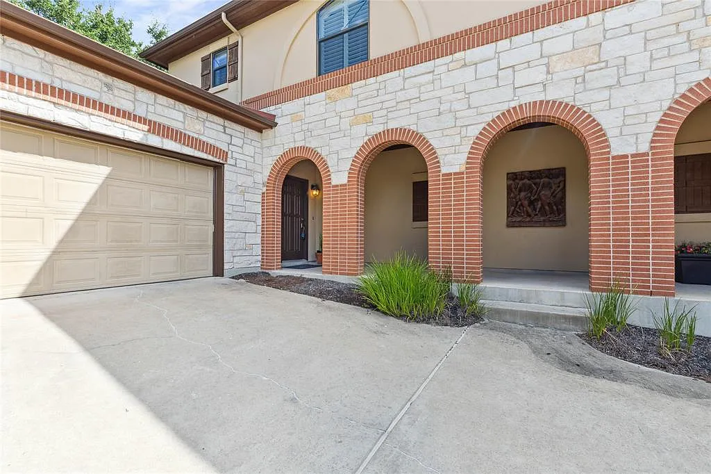 3 bed, 2119 sqft, $2,999 — Photo 3