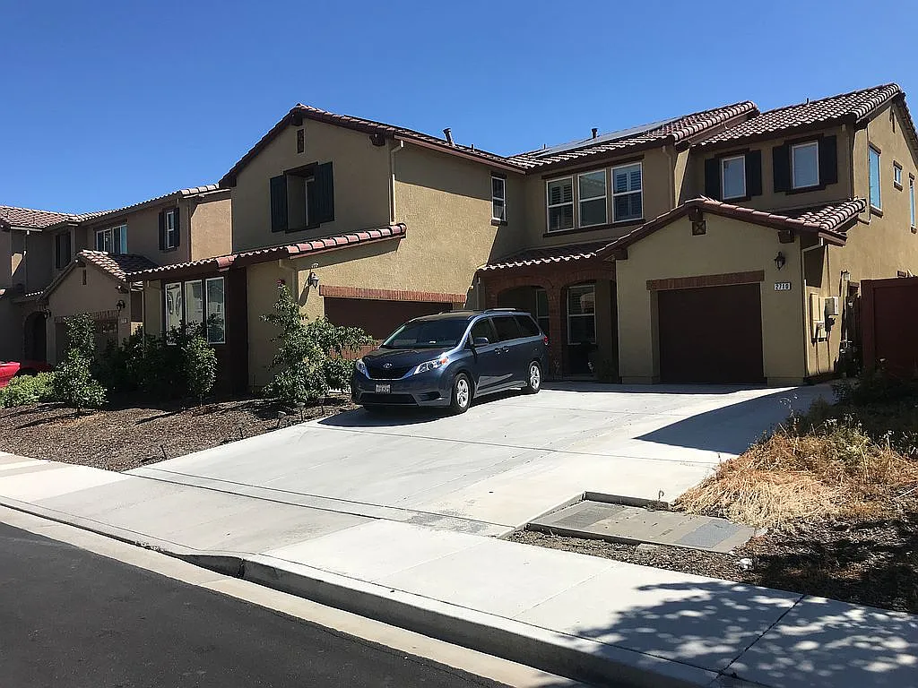 2710 Reddington Way photo 1