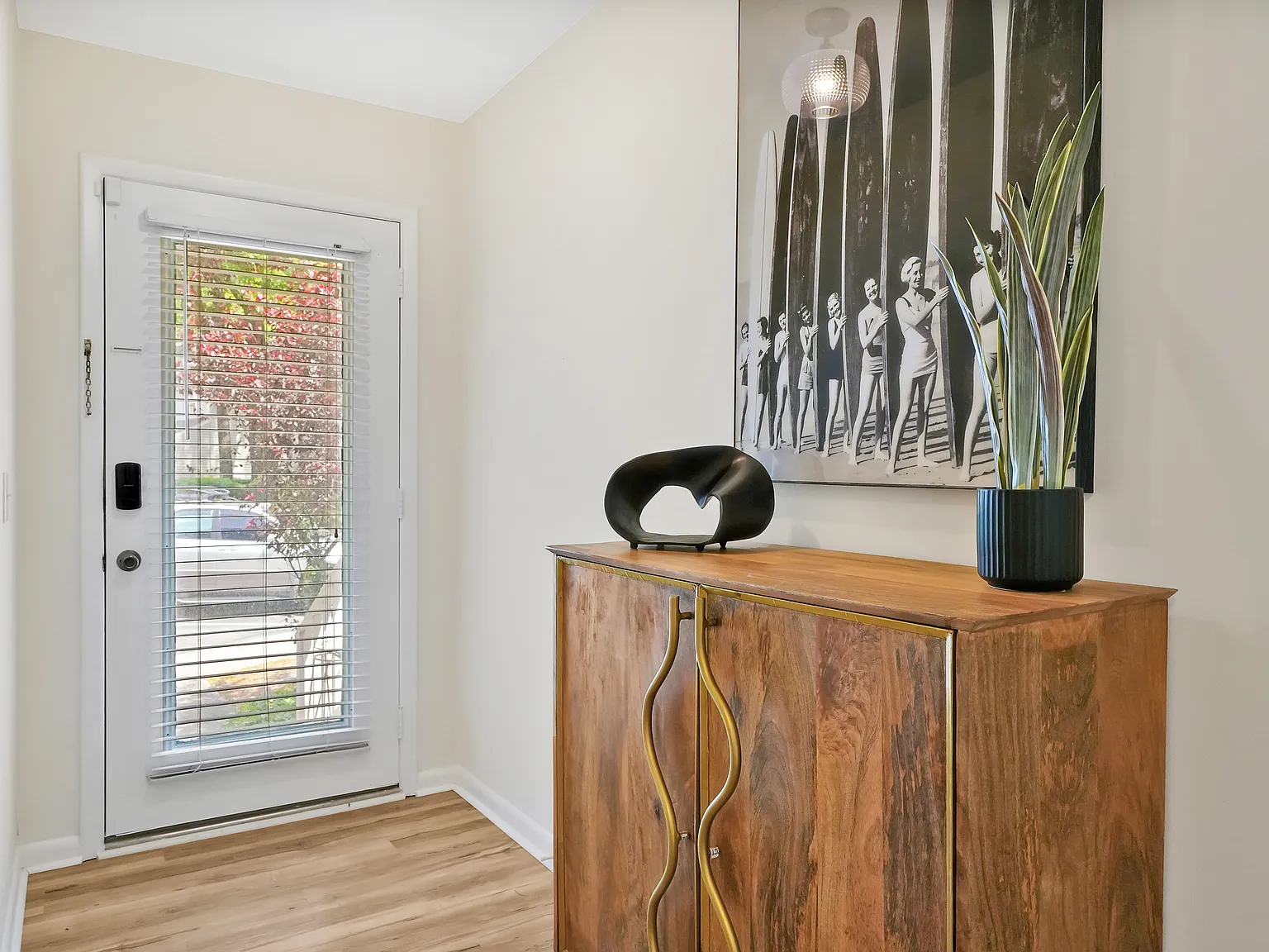 3 bed, 1405 sqft, $3,950 — Photo 3