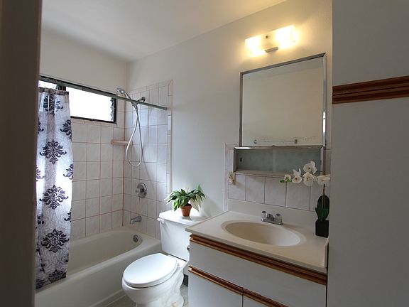 Bathroom w/linen closet