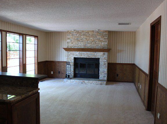 4th image of 457 Carner Ct W
