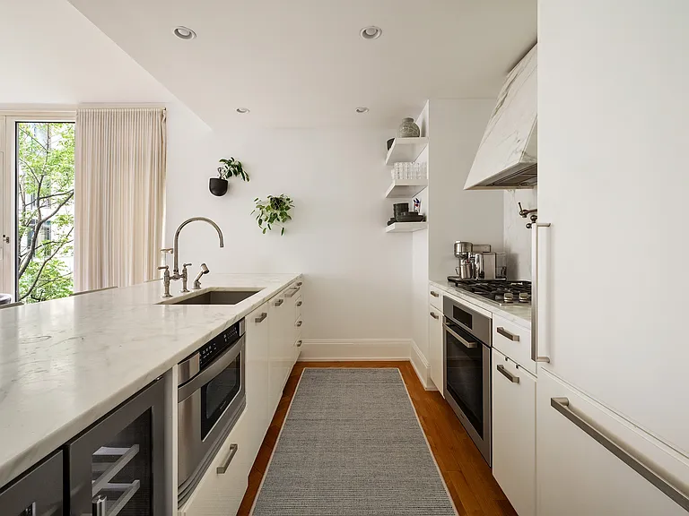 305 E 85th St #3B — Photo 3