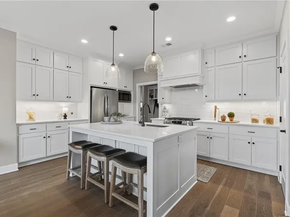 8217 Aurora St, Lenexa, KS 66220