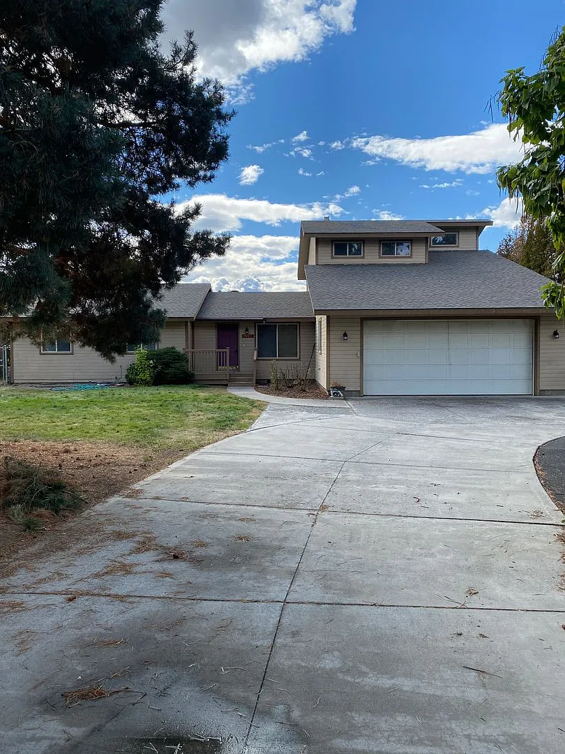 Large Home for Rent on Airway Dr, Beautiful Backyard Views! — Photo 1