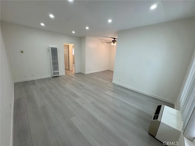 580 W Stocker St #8 — Photo 3