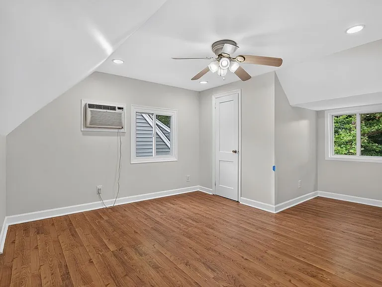 670 John St — Photo 13