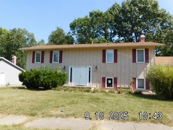 2320 N Kenwood Ct, Decatur, IL 62526