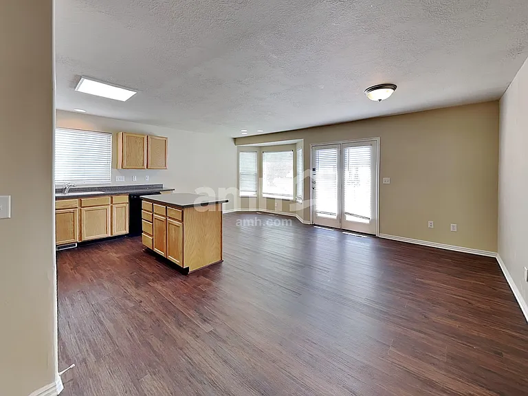 981 Stonehenge Dr — Photo 5