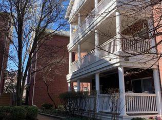 515 N And South Rd APT 2B, Saint Louis, MO 63130