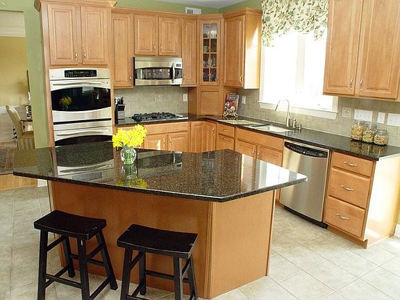Gourmet kitchen w/granite counters, stainless appliances and center island
