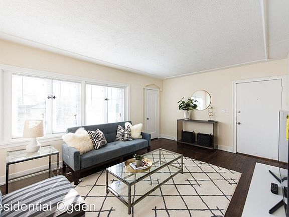 3rd image of 670 26th St APT 11