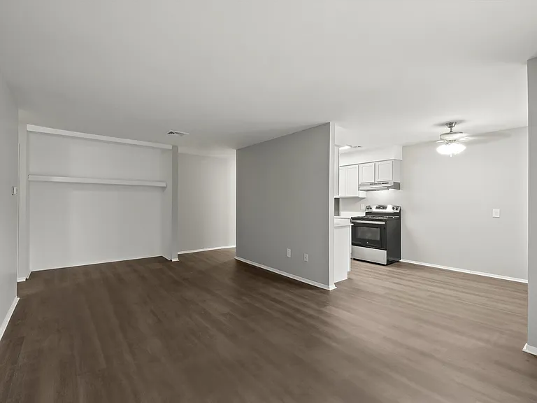 Newport Woods Apartments — Photo 17