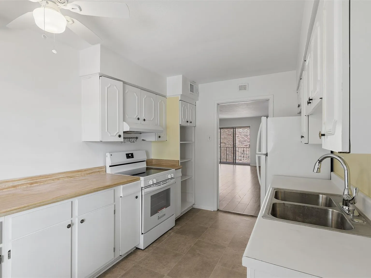 2 bed, 1.5 bath, 1014 sqft, $1,300 — Photo 4