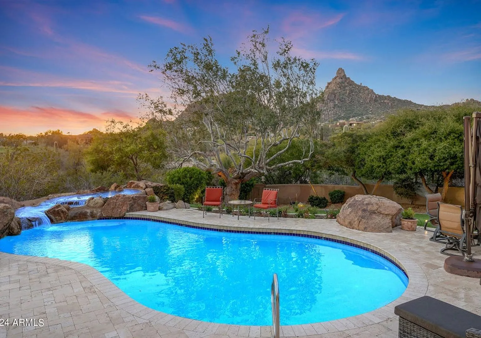 Beautiful custom home with backyard Oasis! — Photo 2