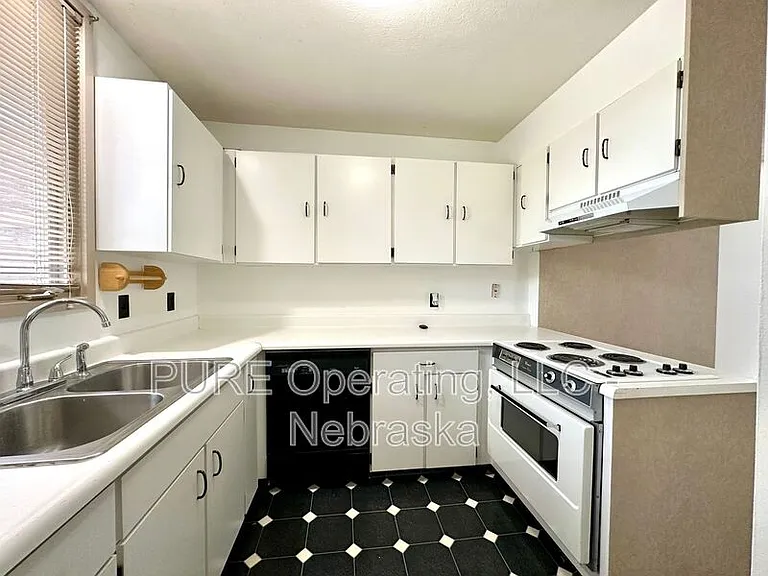1631 N 109th Plz — Photo 41