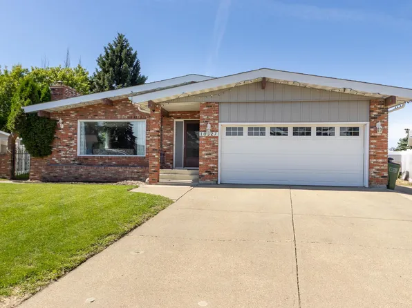 10527 32nd Ave NW, Edmonton, AB T6J 2Y5