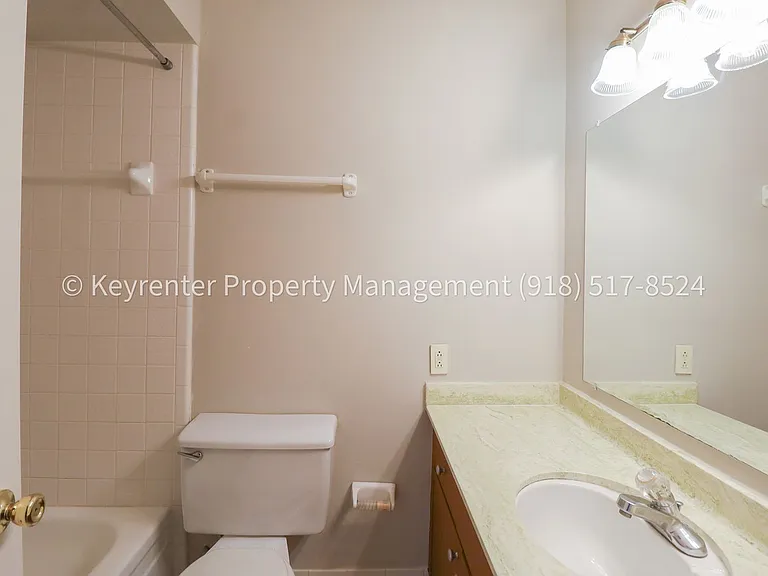 6135 - 6137 S Troost Ave Duplex — Photo 7