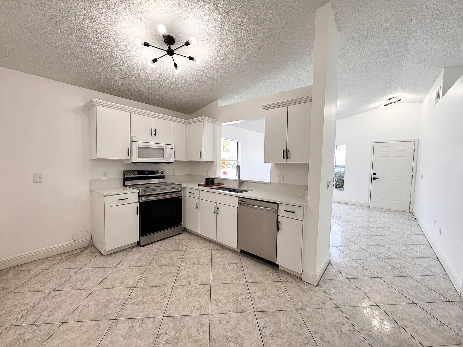 4 bed, 1158 sqft, $2,145 — Photo 3