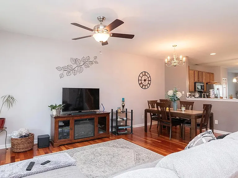 129 Lady Bug Dr — Photo 2