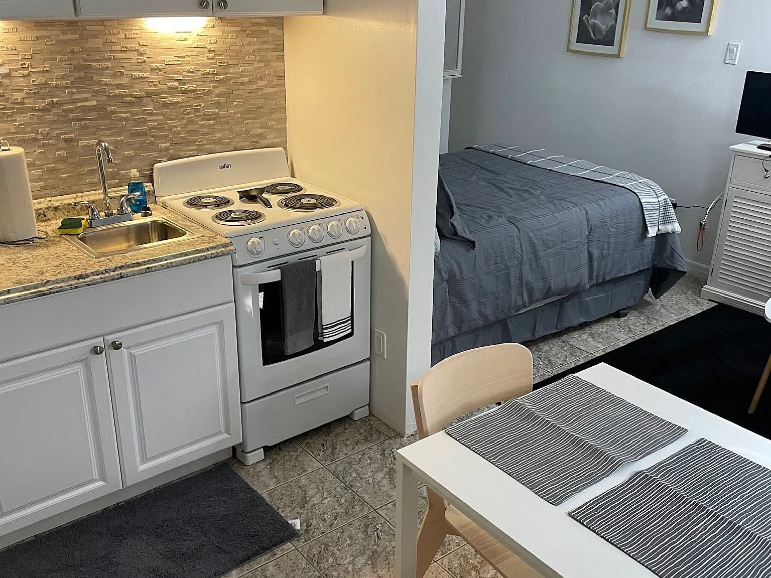 Studio, 300 sqft, $1,200 — Photo 4