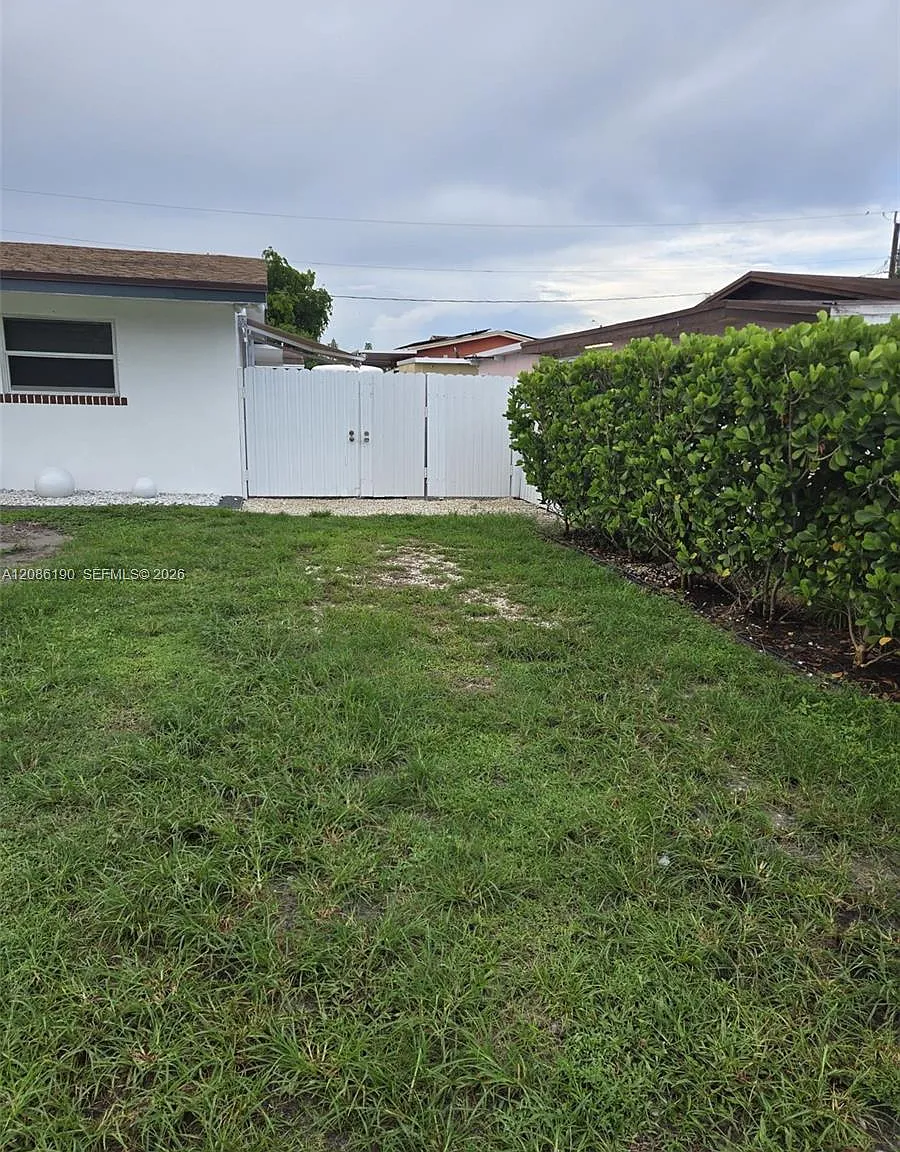 New England Vlg — Photo 2