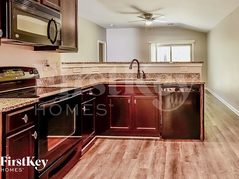 321 Reed Way — Photo 6