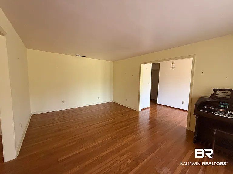 110 Patrician Dr — Photo 9