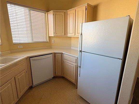 4th image of 855 N Stephanie St Unit 914