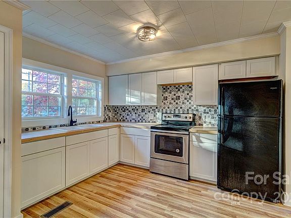 4th image of 311 Walker St