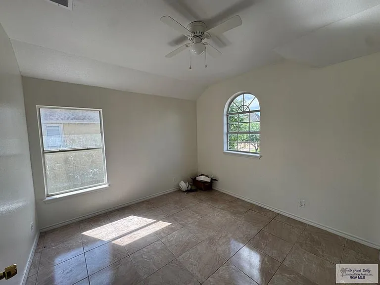 3433 Burgundy Dr — Photo 32