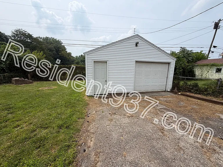 1047 Blakley Dr — Photo 15